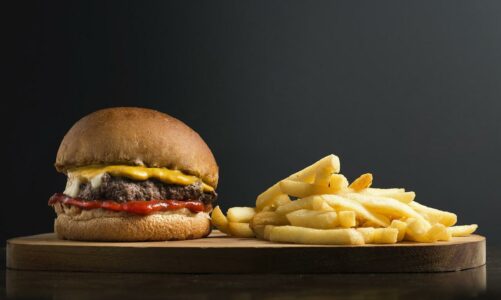 Jakie są plusy i minusy jedzenie fast food’ów? – podstawowe informacje